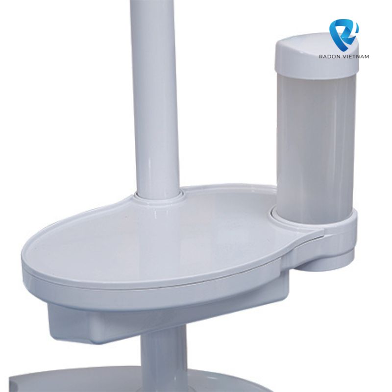 Được trang bị cốc, khay và hộp đựng khăn giấy, thiết kế tinh tế dành cho bệnh nhân.