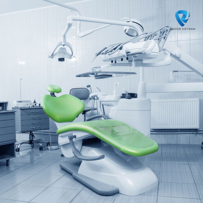 Sau mỗi lần điều trị, ghế nha nên được vệ sinh và khử khuẩn