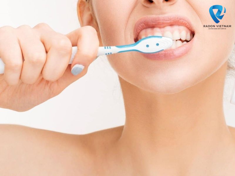 Đánh răng quá mạnh sẽ gây tổn hại lên răng. (Nguồn ảnh: Sưu tầm)