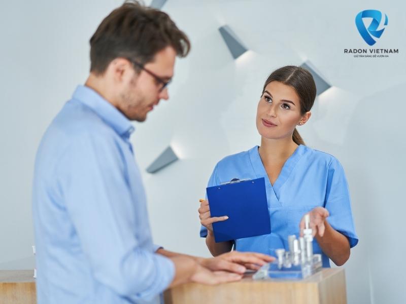 Nhân viên tư vấn thiếu chuyên nghiệp, không đáp ứng được nhu cầu khách hàng tiềm năng (Nguồn ảnh: Sưu tầm)