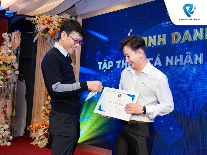 Ông Nguyễn Hoài Thông (Tổng giám đốc) trao thưởng CEO tiên phong
