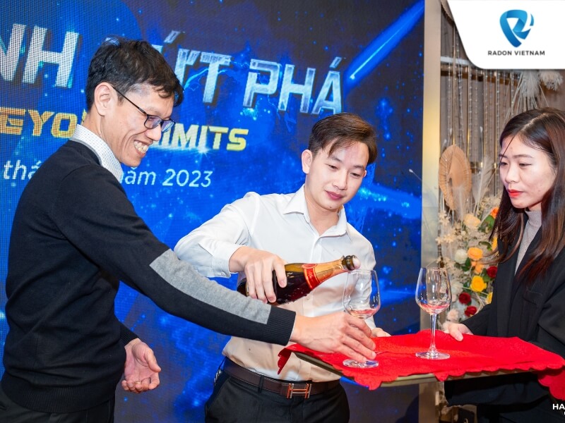 Ban lãnh đạo mở champagne, nâng ly chức mừng và cùng nhìn lại 1 năm đã qua
