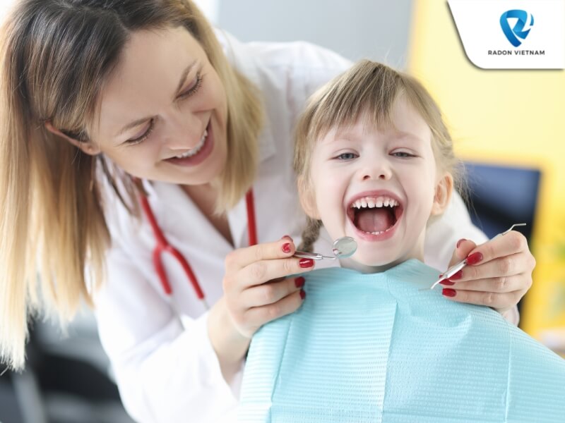 Nha sĩ sẽ dùng thuốc gây tê trong quá trình điều trị và không gây đau nhức cho bé (Nguồn ảnh: Sưu tầm)