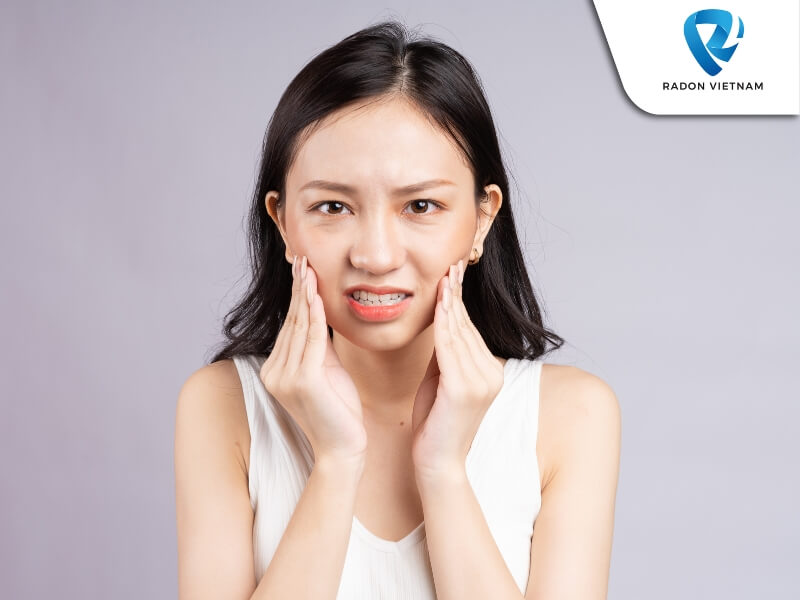 Răng khôn mọc lệch sẽ tạo điều kiện cho vi khuẩn phát triển