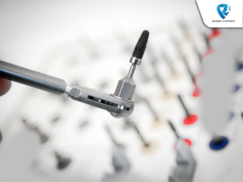 Máy cắm implant nha khoa là thiết bị phẫu thuật phổ biến trong quá trình cấy ghép răng (Nguồn ảnh: Sưu tầm)