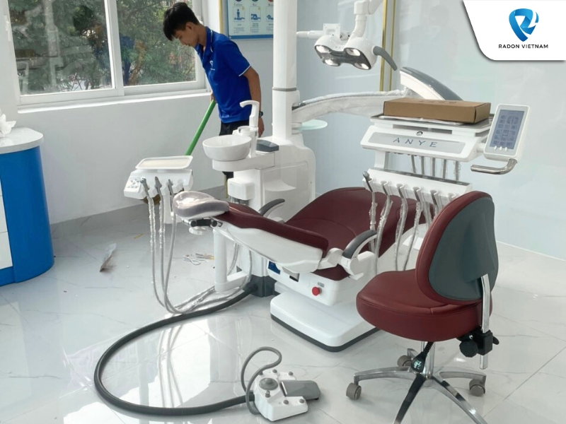 Kỹ thuật viên dọn dẹp sạch sẽ sau khi đã lắp đặt ghế ANYE 215A5