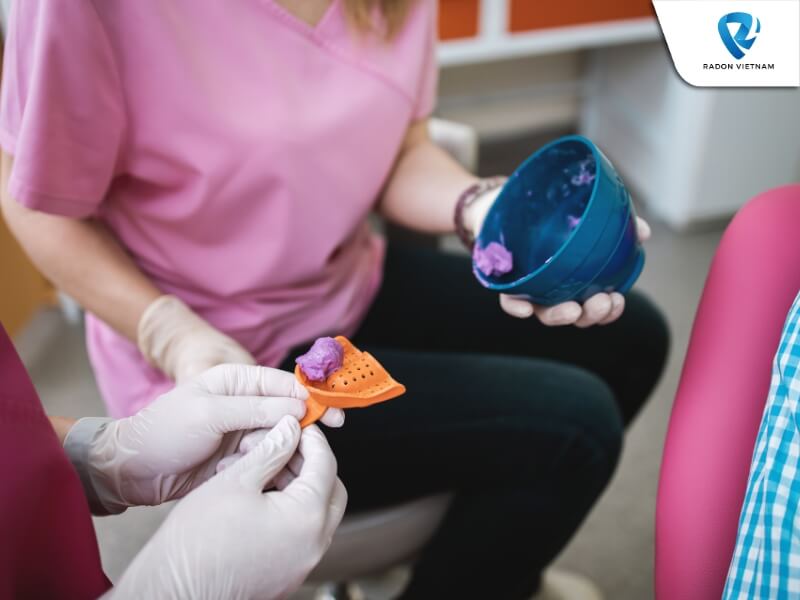 Lấy dấu có đau không phụ thuộc vào phương pháp lấy dấu, vật liệu, tình trạng răng miệng và kỹ thuật của nha sĩ (Nguồn ảnh: Sưu tầm)