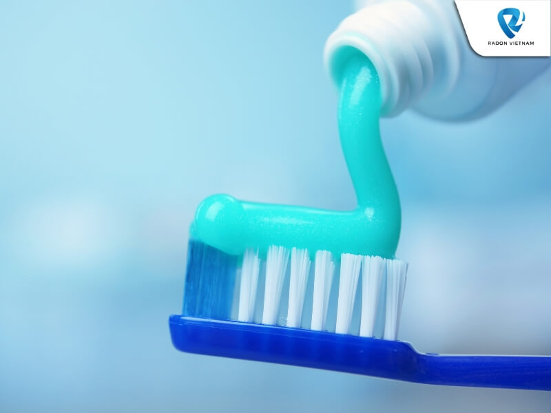 Kem đánh răng chứa fluor được coi là một nguyên nhân phổ biến gây ra tình trạng răng bị nhiễm màu (Nguồn ảnh: Sưu tầm)