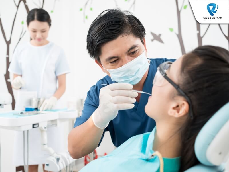 Khi tới phòng khám nha khoa, nha sĩ sẽ tiến hành kiểm tra và chẩn đoán mức độ viêm của bạn (Nguồn ảnh: Sưu tầm)