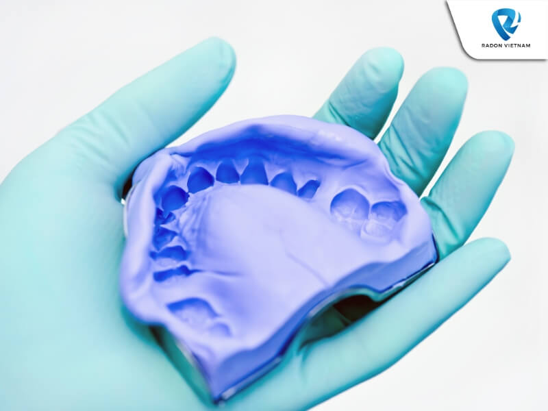 Lấy dấu giúp bệnh nhân có một kết quả điều trị tốt nhất với độ thẩm mỹ cao, chức năng ổn định và tuổi thọ lâu dài (Nguồn ảnh: Sưu tầm)