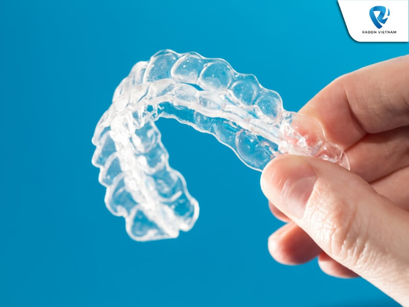 Niềng răng trong suốt (Invisalign) có chất liệu nhựa trong suốt và tính thẩm mỹ cao (Nguồn ảnh: Sưu tầm)