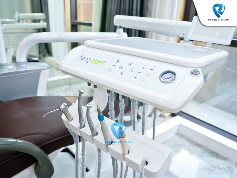 Mâm tay khoan là bộ phận được trang bị đầy đủ những thiết bị chuyên dụng khi điều trị (Nguồn ảnh: Radon Việt Nam)