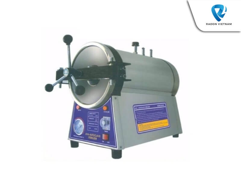 Nồi hấp AV6 là loại nồi hấp ướt, sử dụng áp suất hơi nước để khử trùng dụng cụ (Nguồn ảnh: Radon Việt Nam)