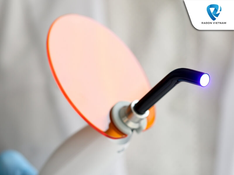 Đèn quang trùng là thiết bị được sử dụng để làm khô nhanh các chất trám (Nguồn ảnh: Sưu tầm)