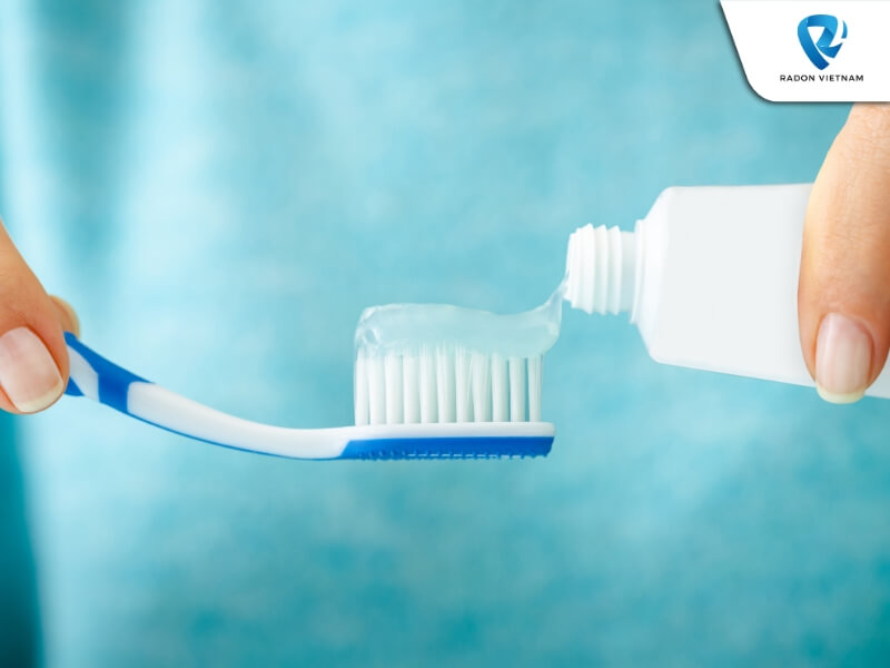 Bạn nên đánh răng bằng bàn chải lông mềm và sử dụng sản phẩm có chứa fluoride sau khi tẩy trắng răng (Nguồn ảnh: Sưu tầm)