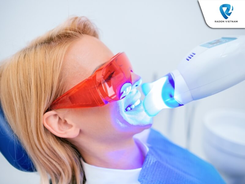 Công nghệ ánh sáng xanh sẽ sử dụng ánh sáng xanh dịu nhẹ để kích hoạt thuốc tẩy trắng (Nguồn ảnh: Sưu tầm)
