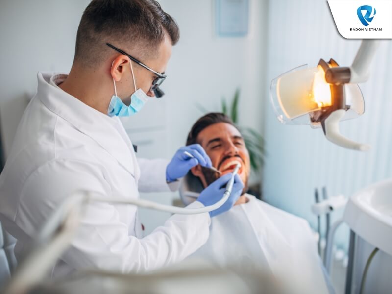 Lây nhiễm chéo qua con đường trực tiếp có thể xảy ra khi nhân viên y tế tiếp xúc với máu và dịch tiết của bệnh nhân (Nguồn ảnh: Sưu tầm)