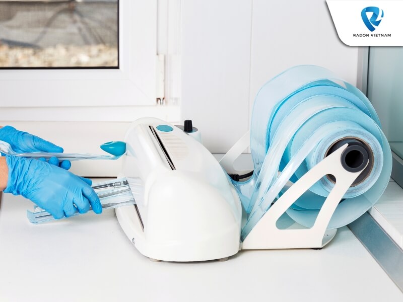 Nếu đóng gói dụng cụ sai cách, sẽ làm giảm hiệu quả vô trùng (Nguồn ảnh: Sưu tầm)